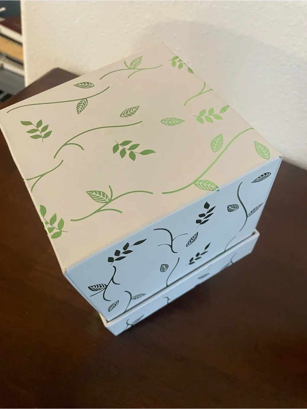 Explosion White Leaf Pattern Gift Box with Gold Knob